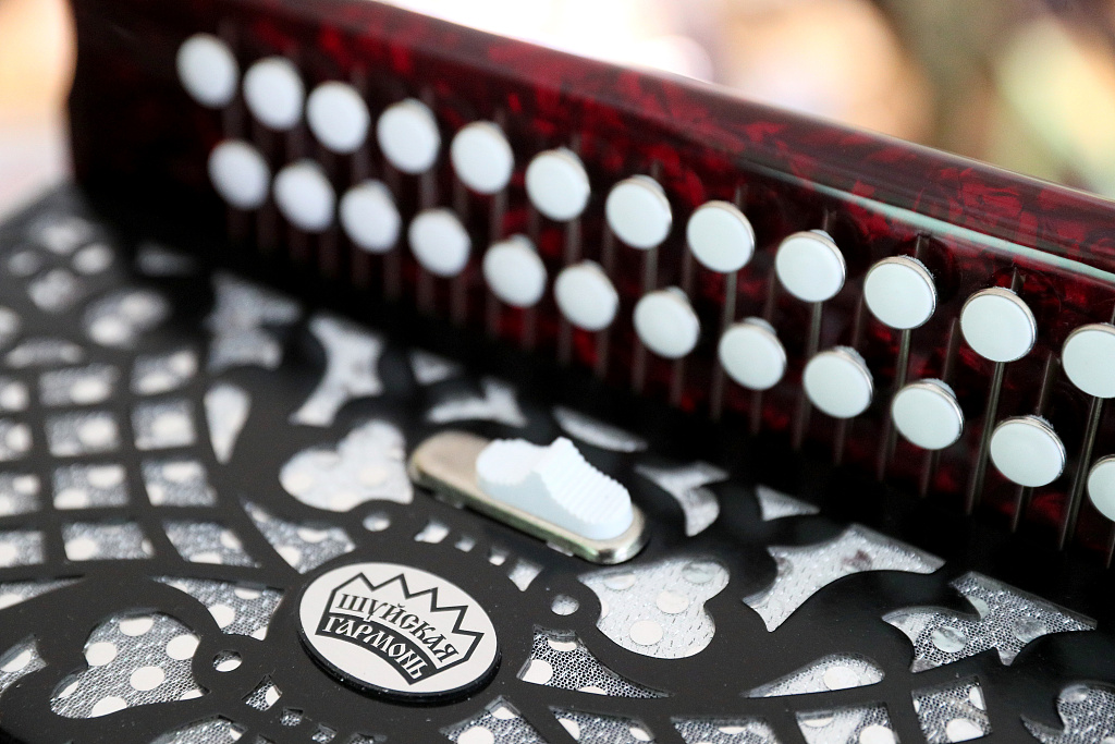 弦間木語(yǔ) 實(shí)拍俄羅斯古老樂(lè)器廠，聆聽工匠指尖傳承的百年回響